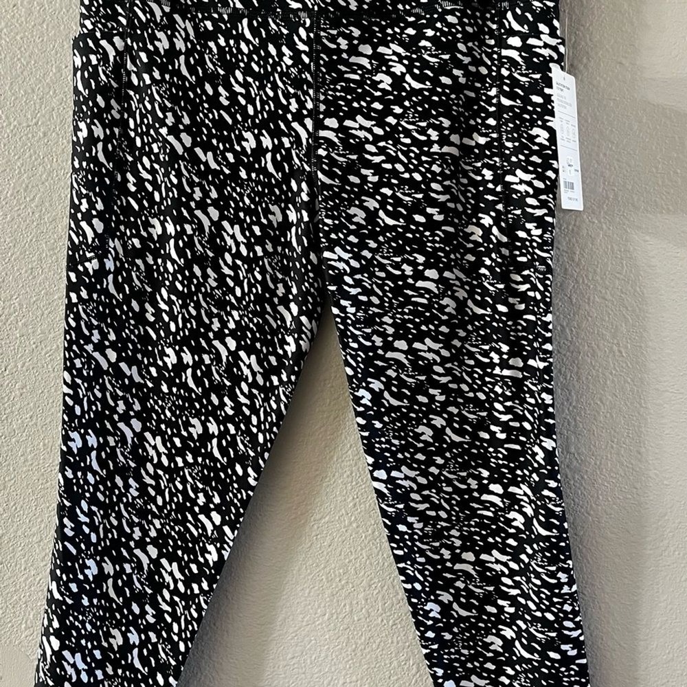 Athleta SZ XL Salutation Stash 7/8 Tight Workout Pants Black/White Speckles NEW - Picture 2 of 16